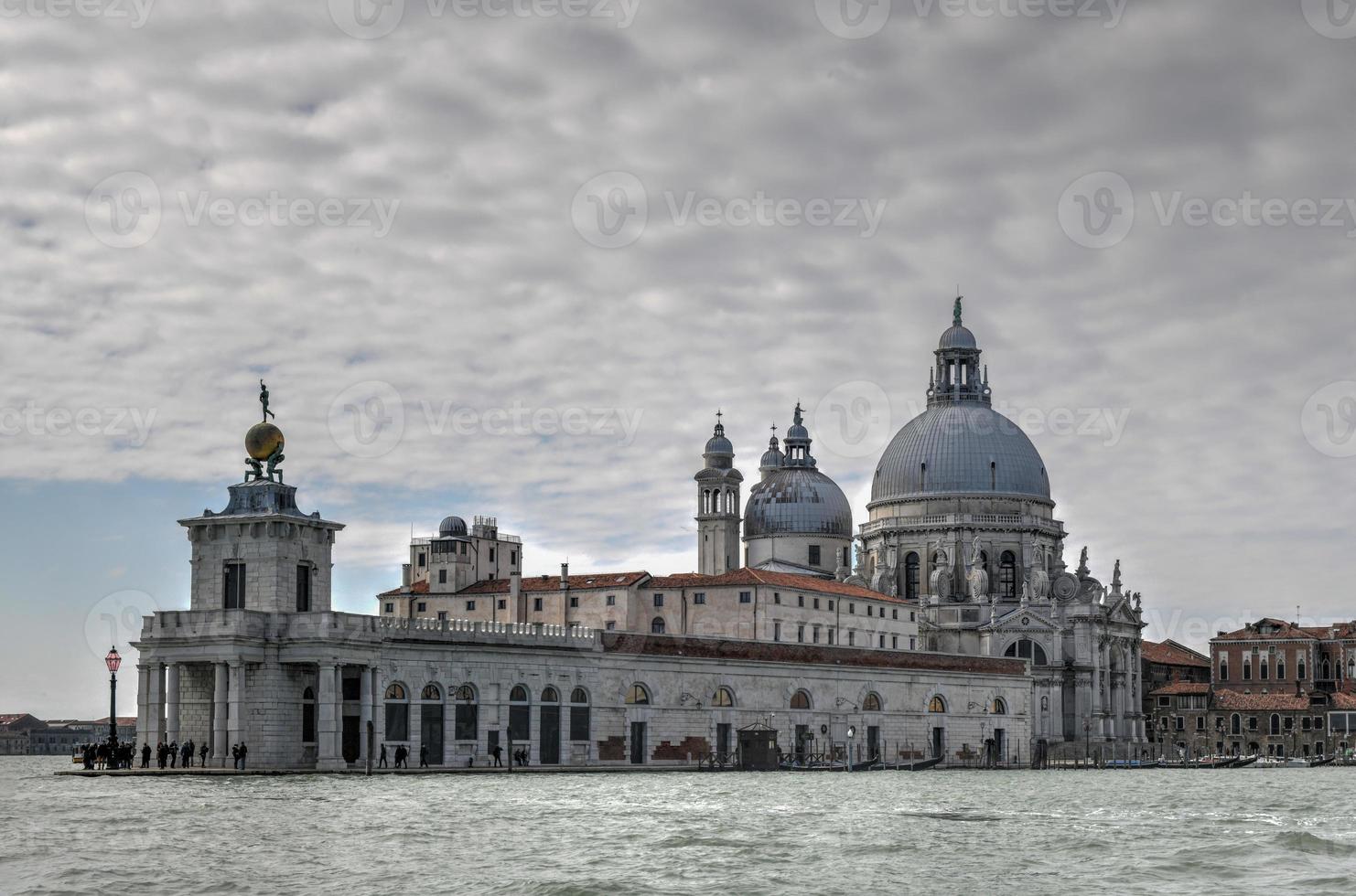 grand canal et basilique santa maria della salute à venise, italie photo