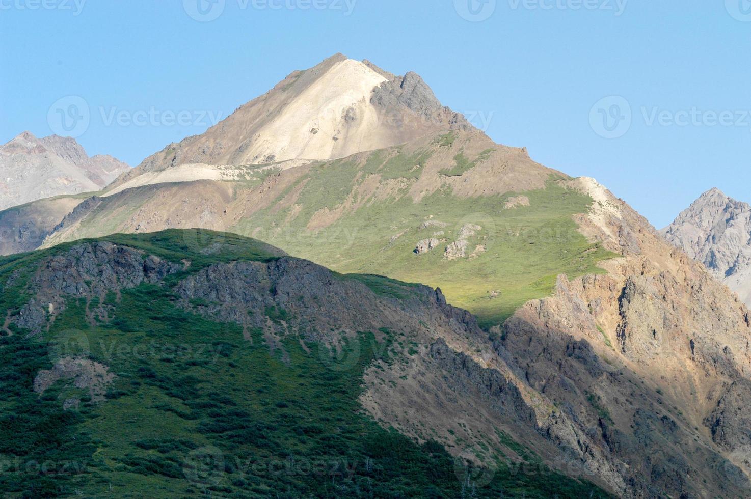 vue sur une chaîne de montagnes dans le parc national de denali, en alaska, par un beau jour d'été photo