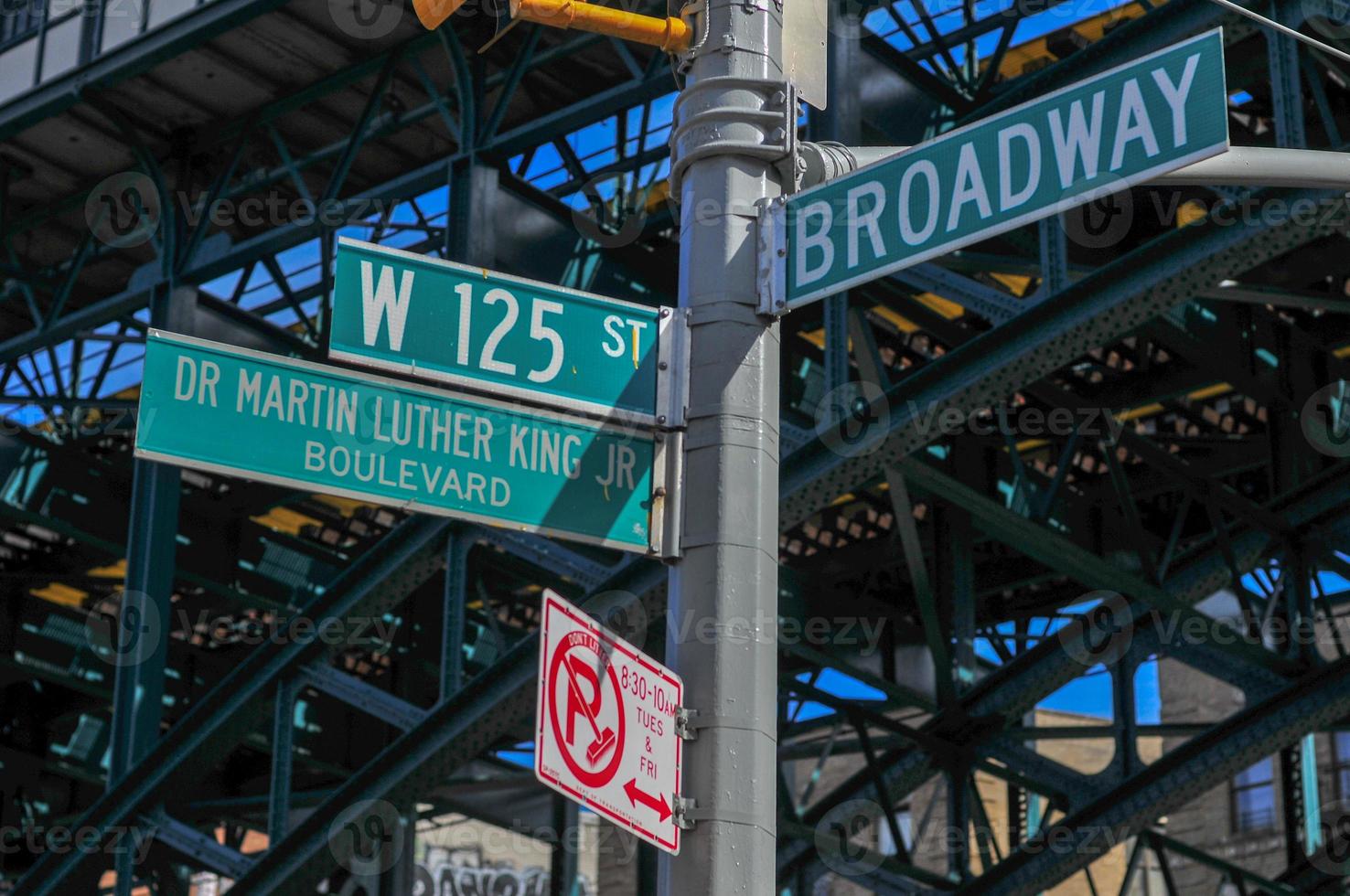 new york city à l'intersection de la 125e rue et de broadway à harlem. photo