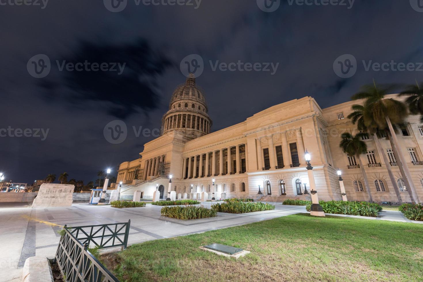 bâtiment de la capitale nationale au crépuscule à la havane, cuba. photo