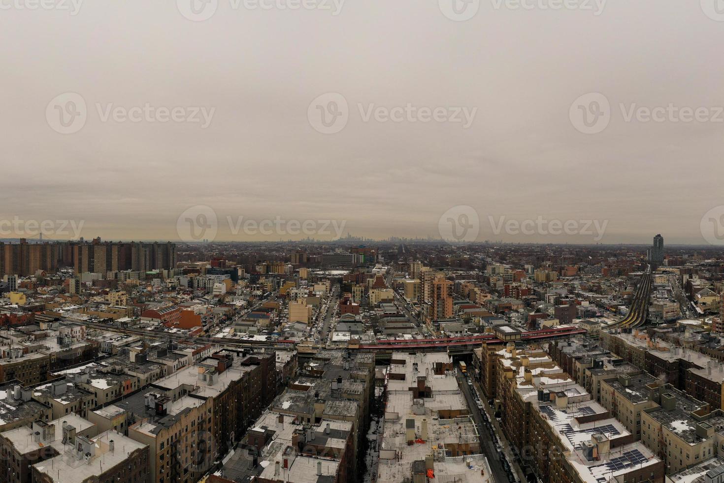 Vue aérienne d'une plage de Brighton couverte de neige pendant l'hiver à Brooklyn, New York photo