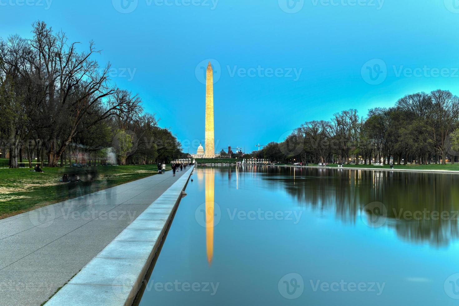 monument de washington se reflétant dans le bassin réfléchissant du mémorial de lincoln au coucher du soleil à washington, dc. photo