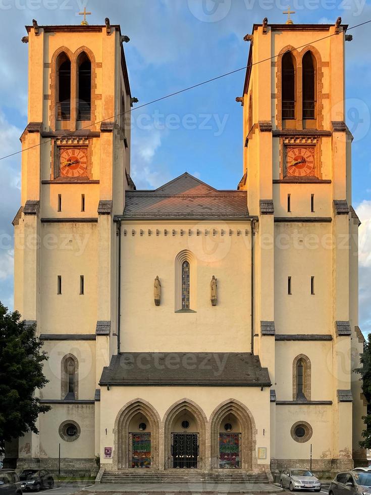 le st. L'église Saint-André a été construite en 1898 dans un style néo-gothique sur la Mirabel Platz. pendant la seconde guerre mondiale, il a été partiellement détruit lors d'un bombardement. photo
