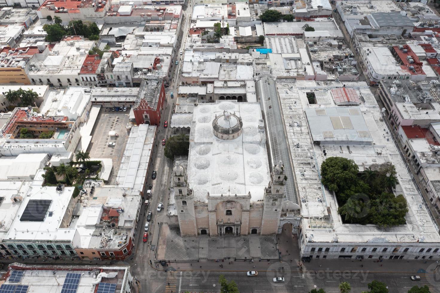 merida, mexique - 25 mai 2021 - la cathédrale san ildefonso de merida, la première cathédrale à être achevée sur le continent américain et la seule à être entièrement construite au XVIe siècle. photo