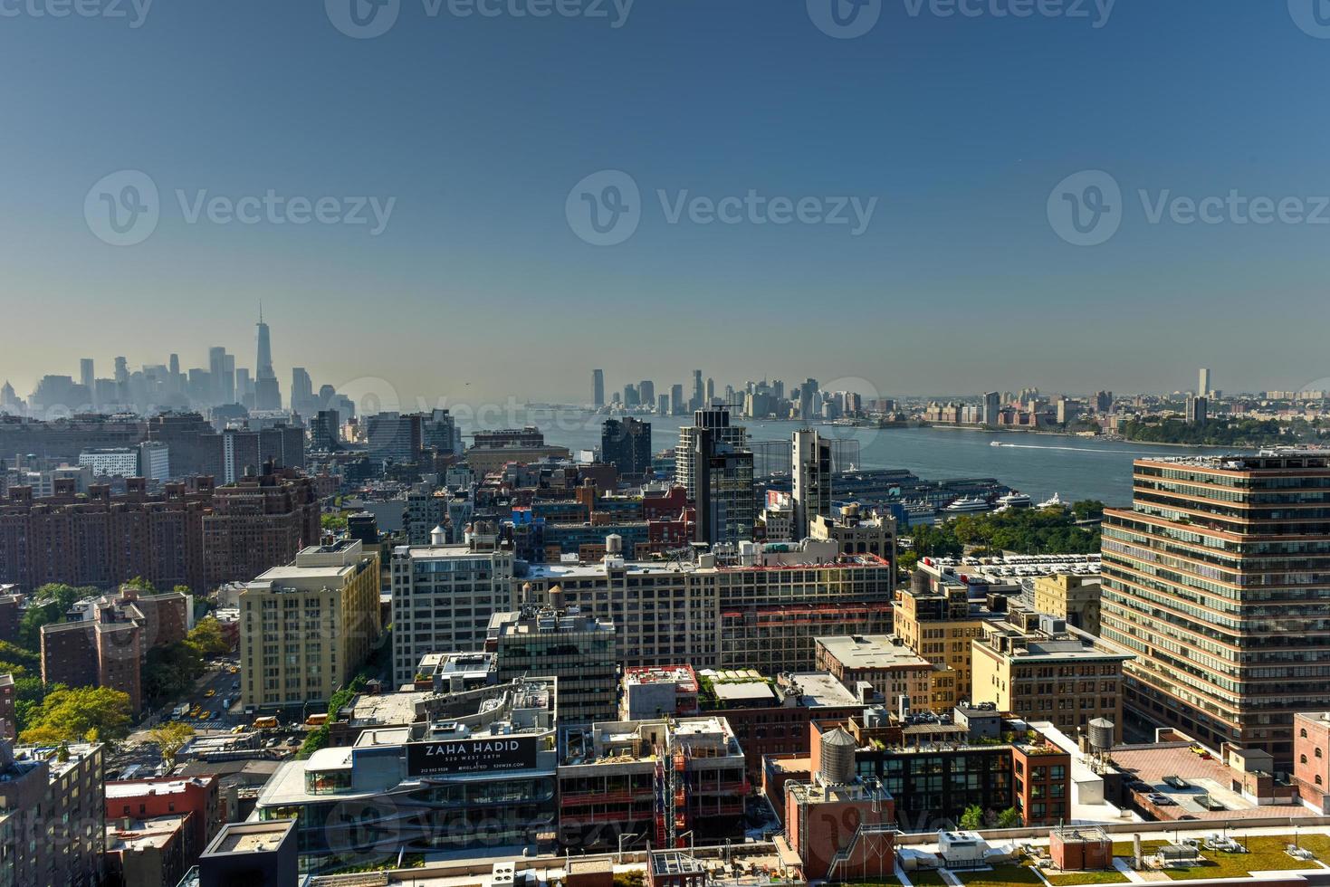 vue sur le centre-ville de manhattan depuis les chantiers d'hudson à new york city photo