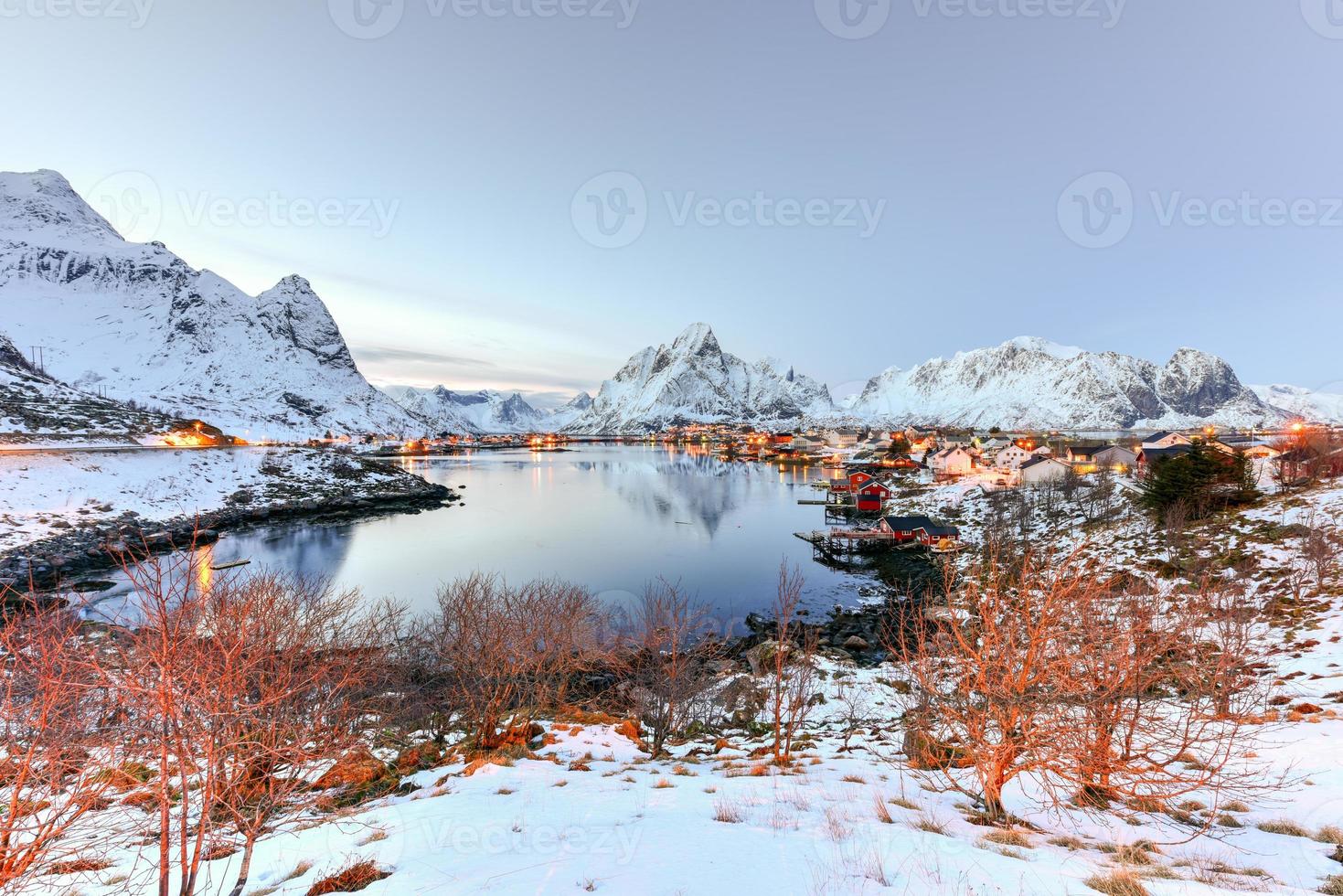 hiver à reine, îles lofoten, norvège. photo