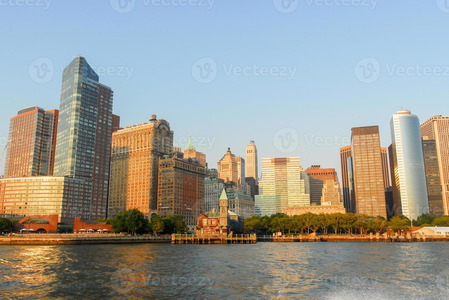 Pier une maison portuaire entourée de tours de bureaux au centre-ville de Manhattan, New York City photo