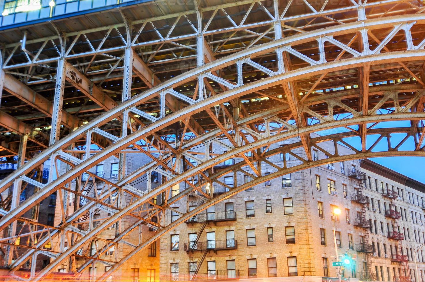 voies ferrées surélevées à la station de métro 125th street et broadway à new york. photo