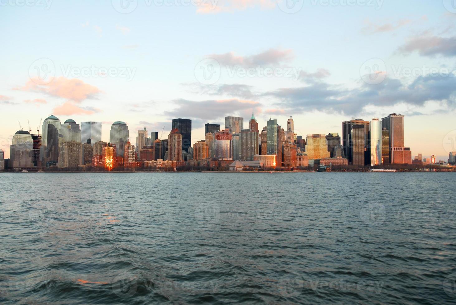 horizon inférieur de manhattan depuis la rivière hudson à new york. photo