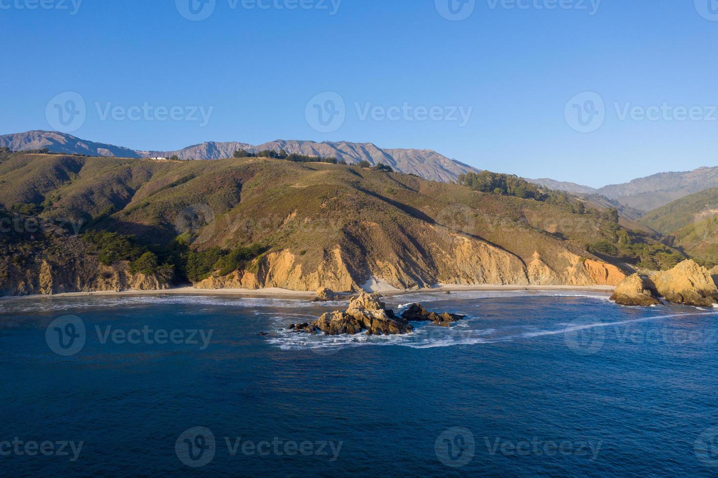 plage de pfeiffer le long du parc d'état de pfeiffer à big sur, californie. photo