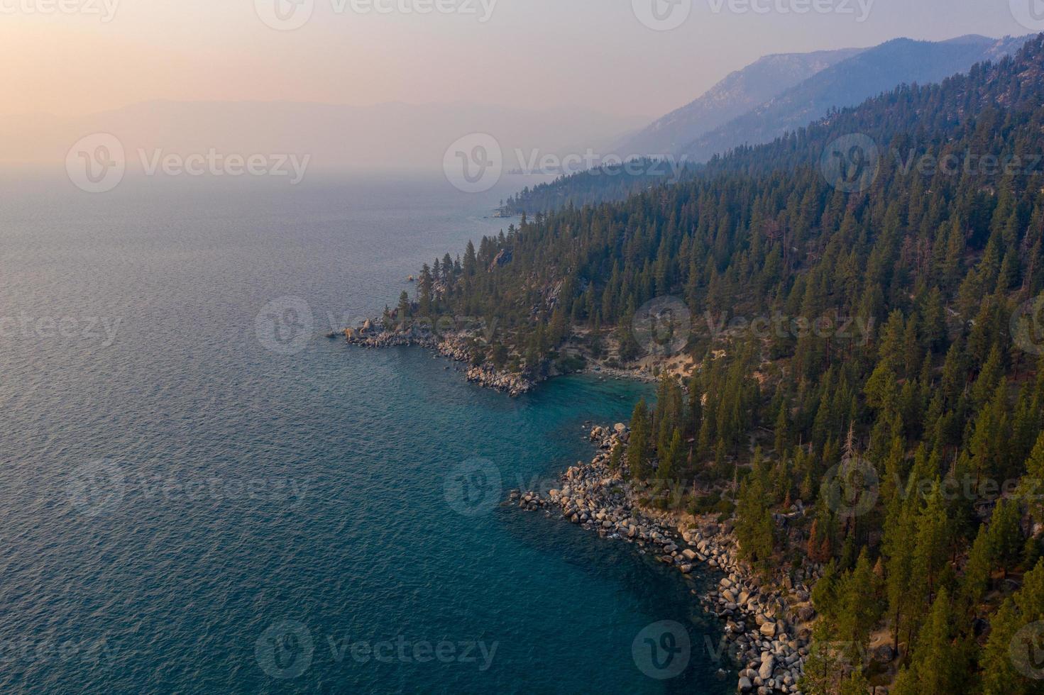 crique secrète le long du lac tahoe au nevada. Secret Cove fait partie d'une série de plages situées le long de l'autoroute 28 sur la rive est éloignée du lac Tahoe. photo