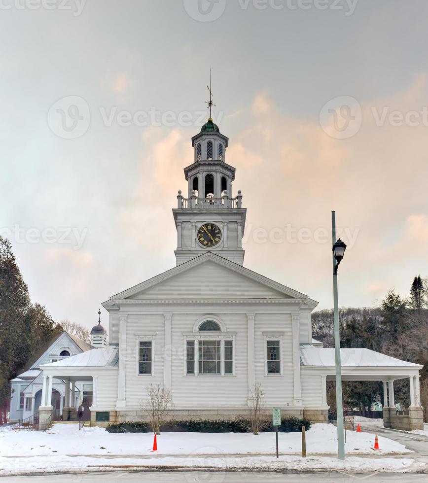 la première église congrégationaliste est une église congrégationnelle active à woodstock, vermont. le bâtiment d'origine a été construit en 1807 et a été reconstruit en 1890. photo