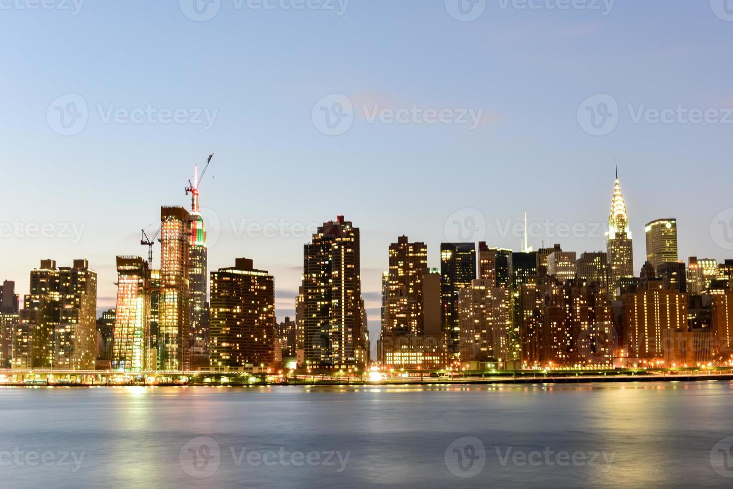 vue sur les toits de la ville de new york depuis le parc du portique, la ville de long island, les reines. photo