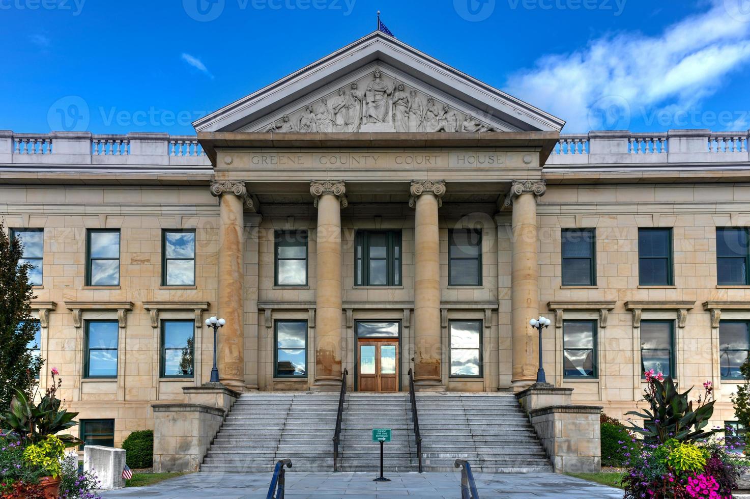 façade de l'immeuble du palais de justice du comté de greene dans le style néo-grec à catskill, new york. photo