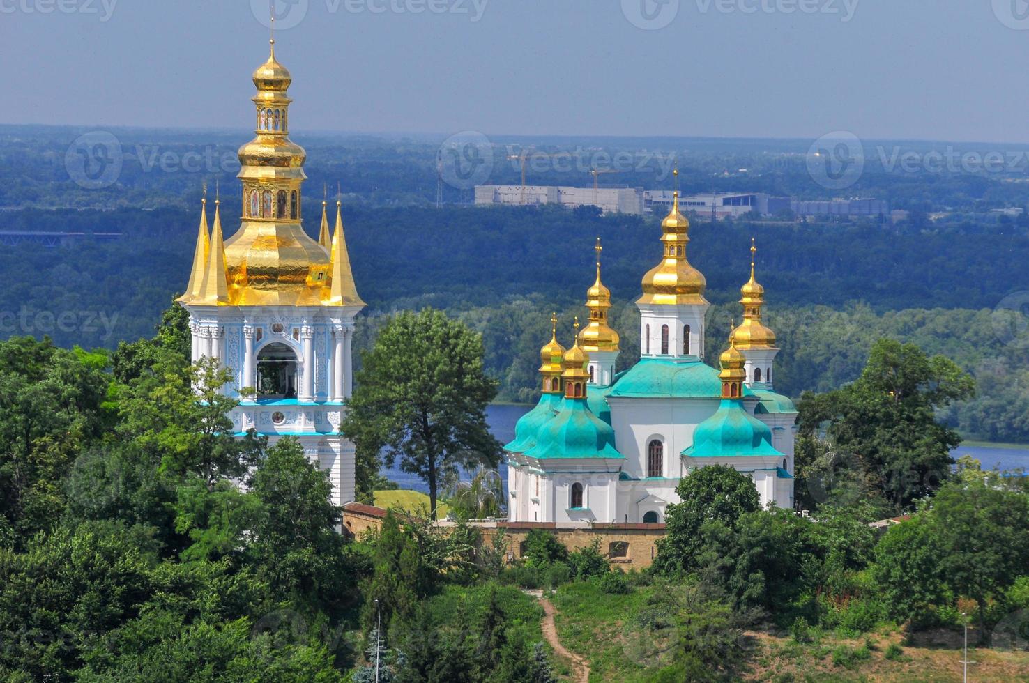 vue aérienne du monastère de la grotte de kiev à kiev, en ukraine. photo