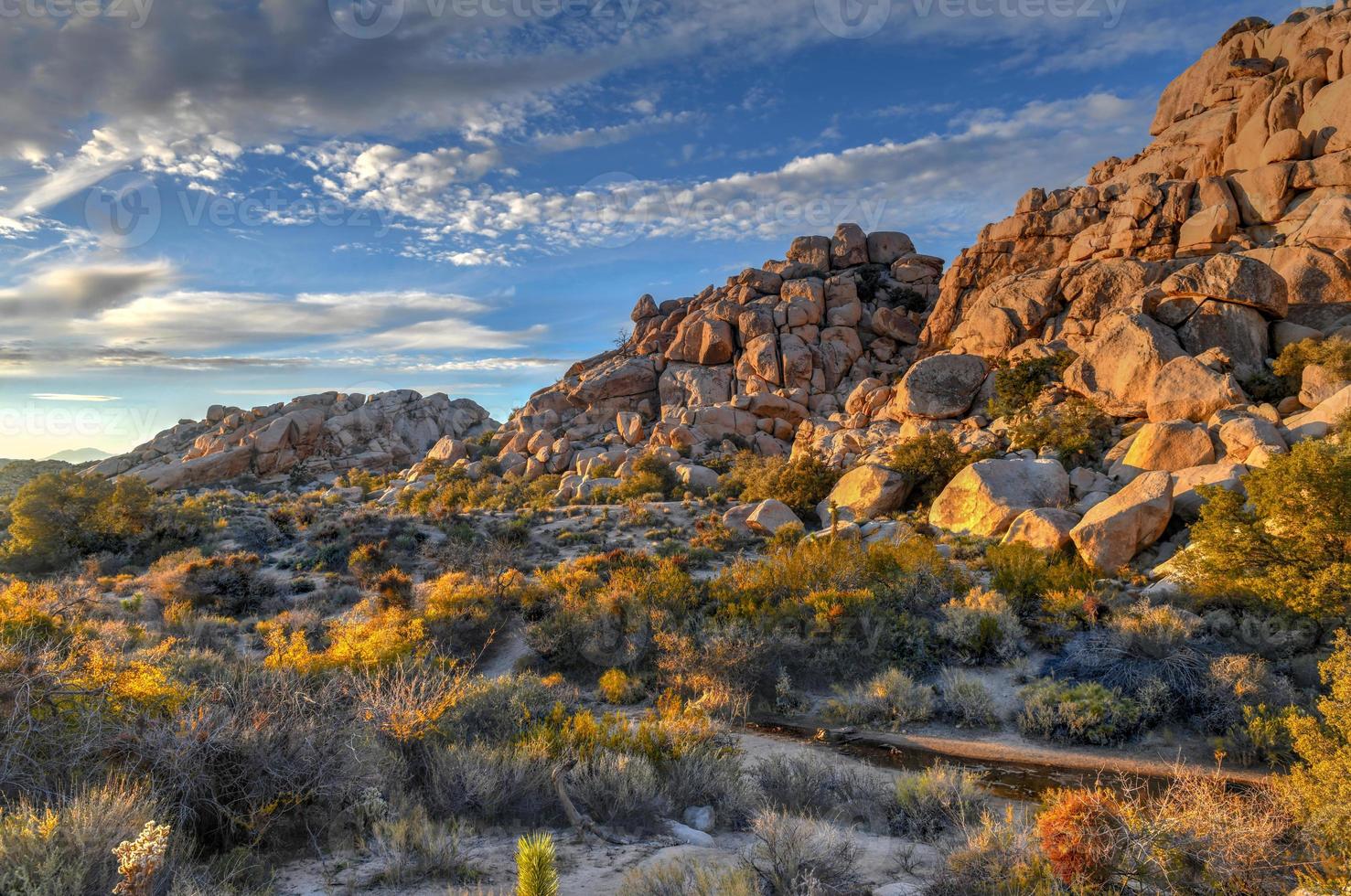 barker dam dans le parc national de joshua tree le soir au coucher du soleil. photo