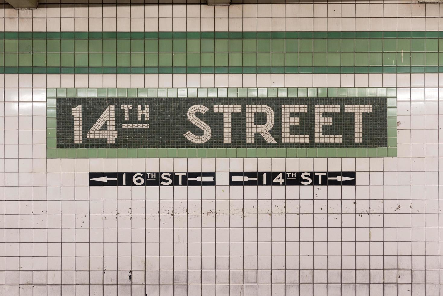 new york city - 30 juillet 2016 - station de métro 14th street à nyc. la station de métro a ouvert le 15 décembre 1940. photo