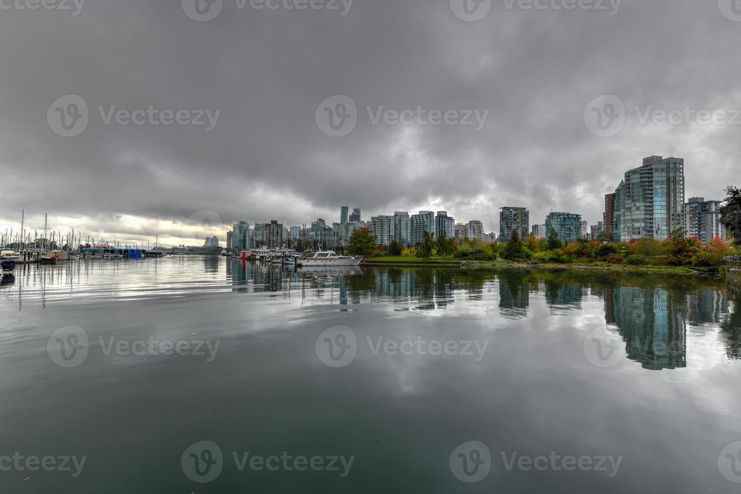 vue panoramique sur le centre-ville de vancouver depuis le parc stanley à vancouver, canada. photo