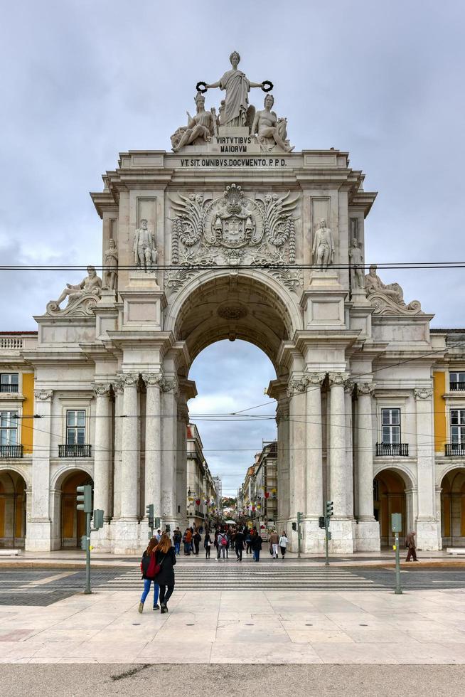 lisbonne, portugal - 25 novembre 2016 - arc de triomphe de la rue augusta sur la place du commerce, praca do comercio ou terreiro do paco à lisbonne, portugal. photo