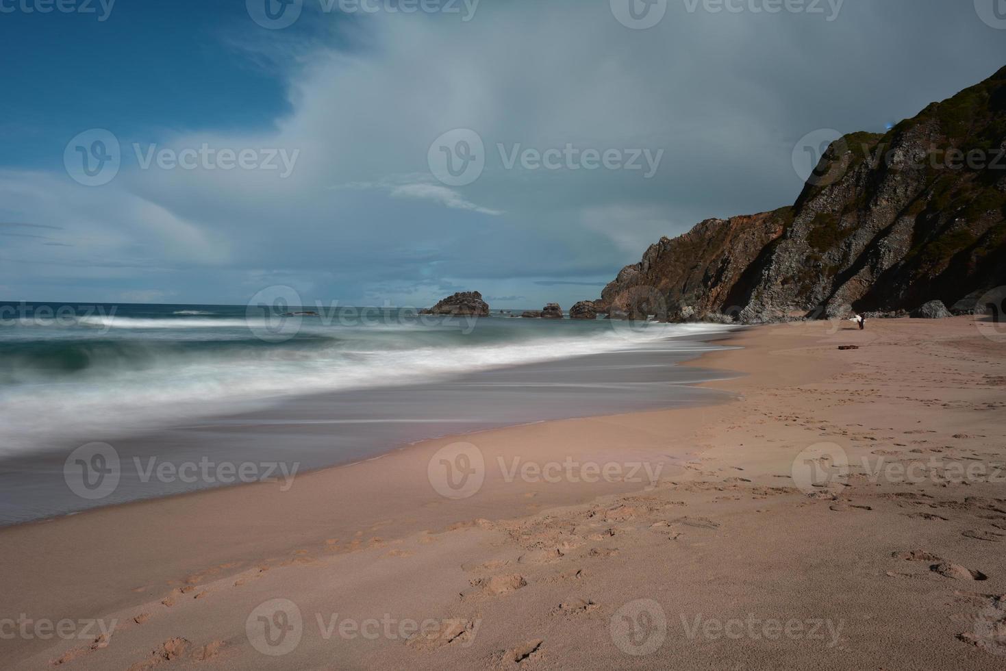 praia da adraga est une plage de l'atlantique nord au portugal, près de la ville d'almocageme, sintra. photo