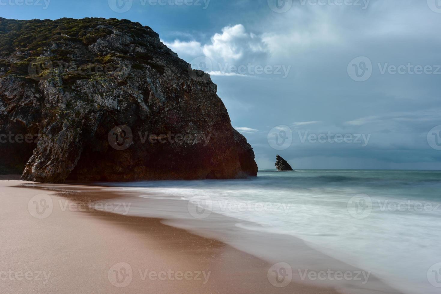 praia da adraga est une plage de l'atlantique nord au portugal, près de la ville d'almocageme, sintra. photo