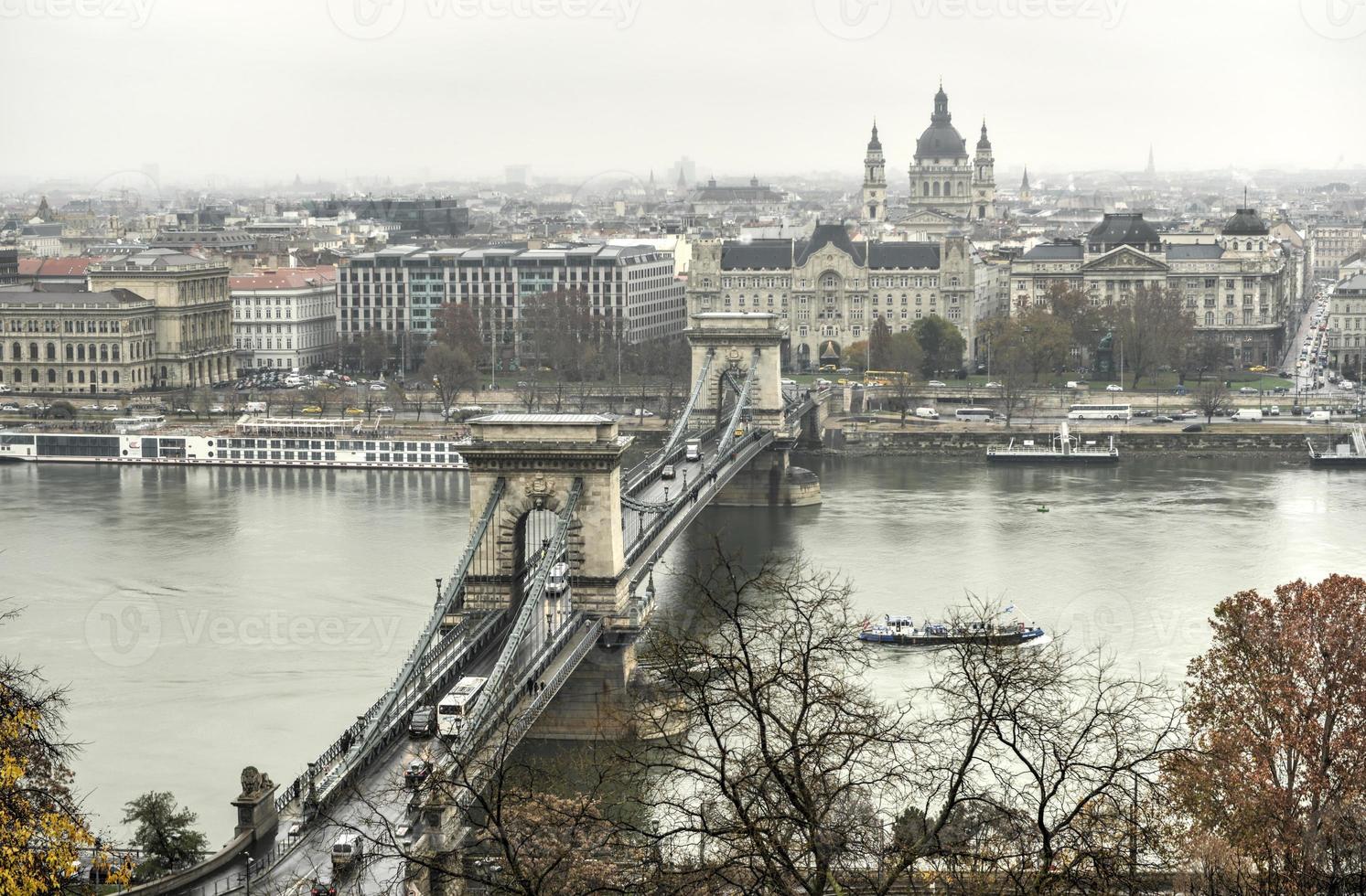 pont à chaînes szechenyi - budapest, hongrie photo