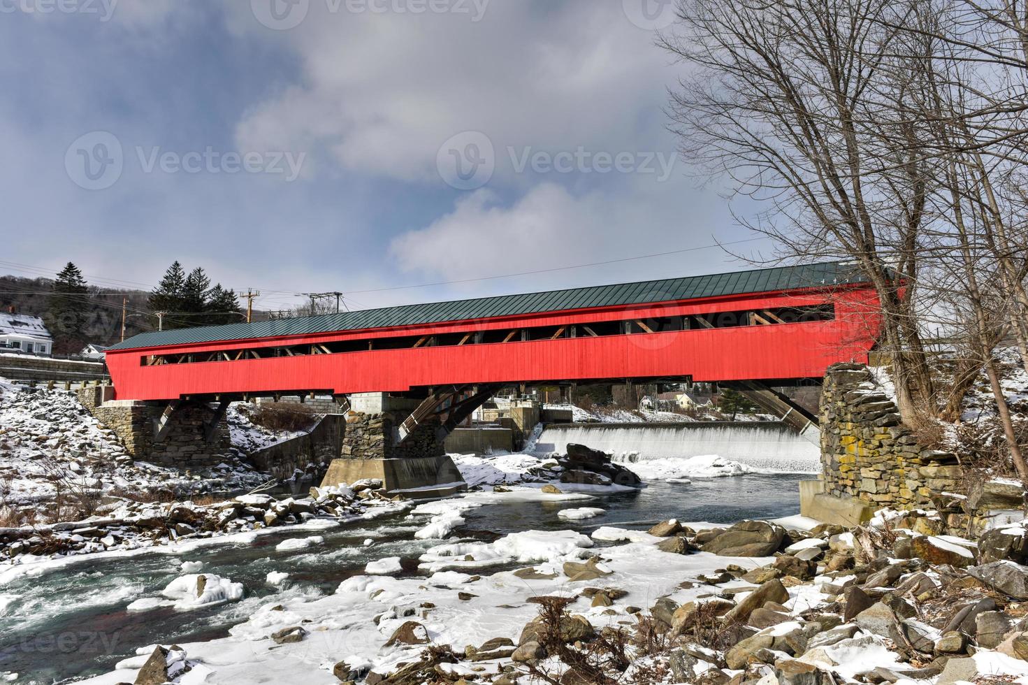 pont couvert de taftsville à woodstock, vermont. photo