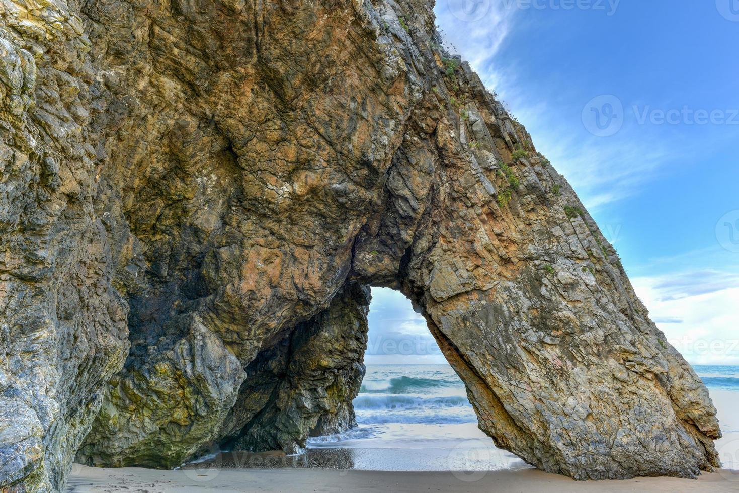 praia da adraga est une plage de l'atlantique nord au portugal, près de la ville d'almocageme, sintra. photo