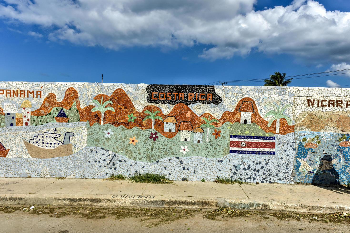 la havane, cuba - 14 janvier 2017 - quartier jaimanitas de la havane, cuba, plus communément connu sous le nom de fusterlandia pour les mosaïques colorées. photo