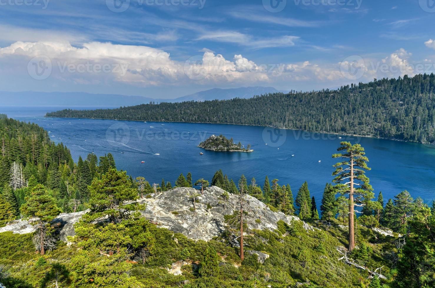 Le parc d'état d'Emerald Bay est un parc d'état de Californie aux États-Unis, centré sur la baie d'émeraude du lac Tahoe, un site naturel national. photo