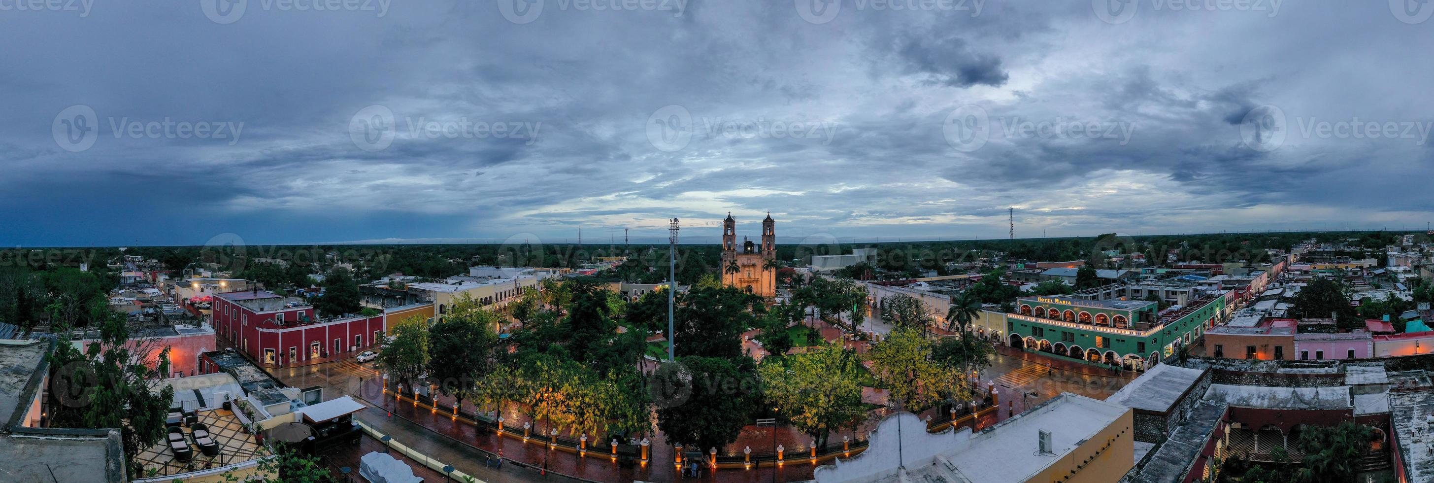 cathédrale de san gervasio, une église historique à valladolid dans la péninsule du yucatan au mexique. construit en 1706 pour remplacer l'édifice original de 1545 qui a été détruit par le gouvernement colonial espagnol. photo