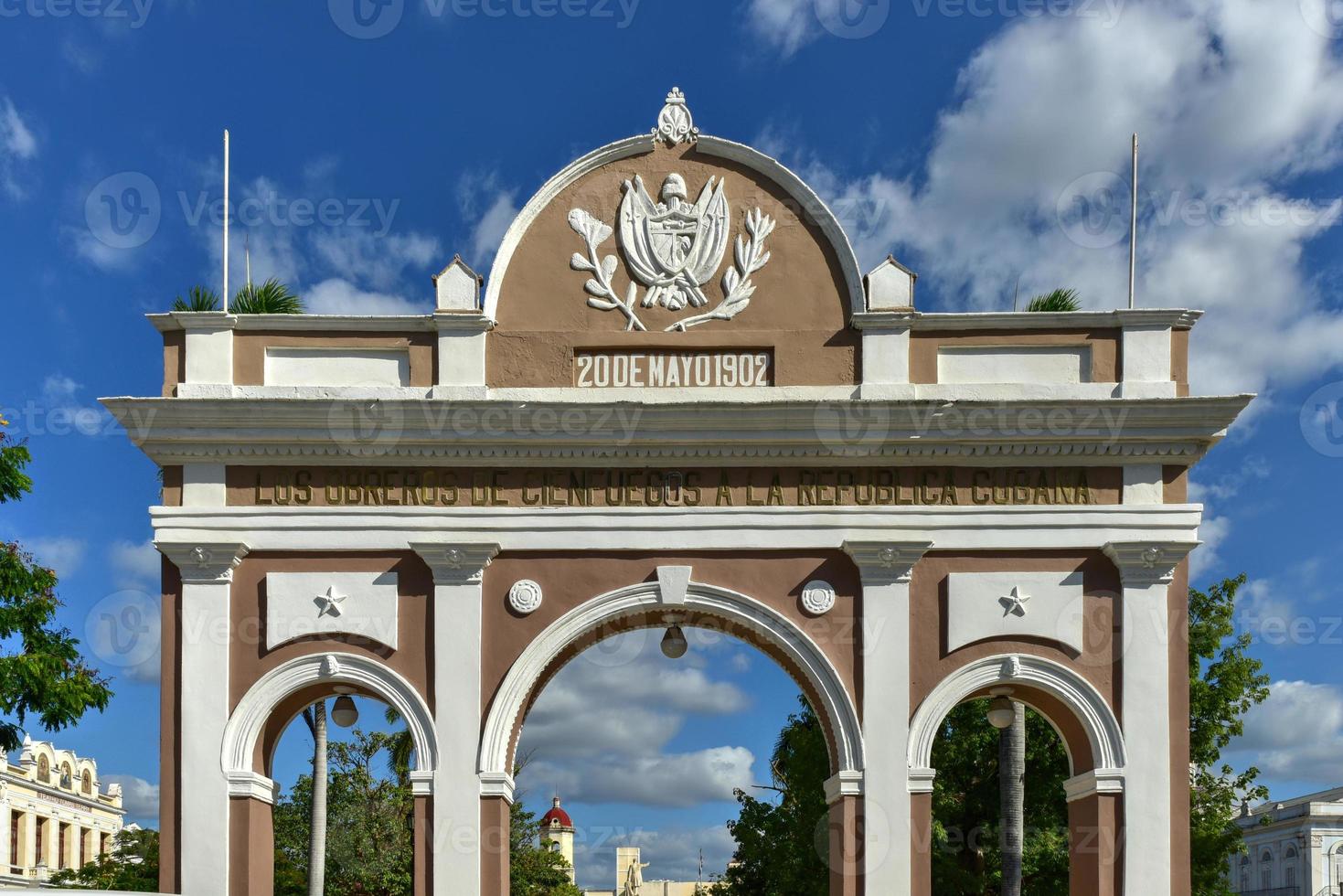 l'arc de triomphe dans le parc jose marti, cienfuegos, cuba. l'arc est un monument à l'indépendance cubaine. photo