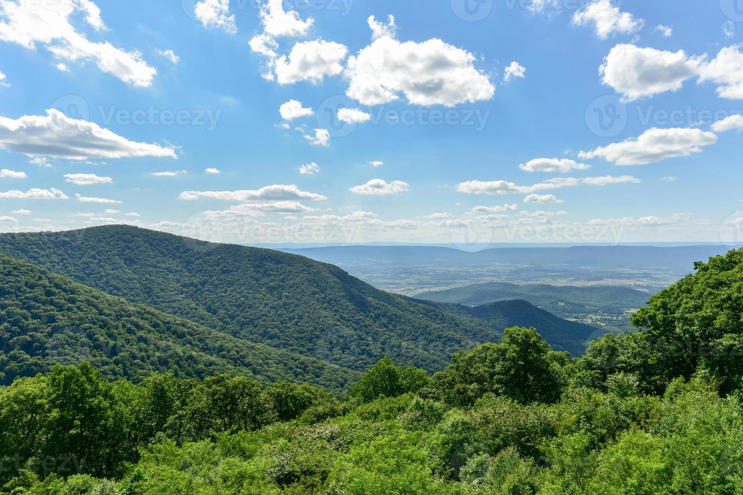 vue sur la vallée de shenandoah et les montagnes de la crête bleue du parc national de shenandoah, virginie photo