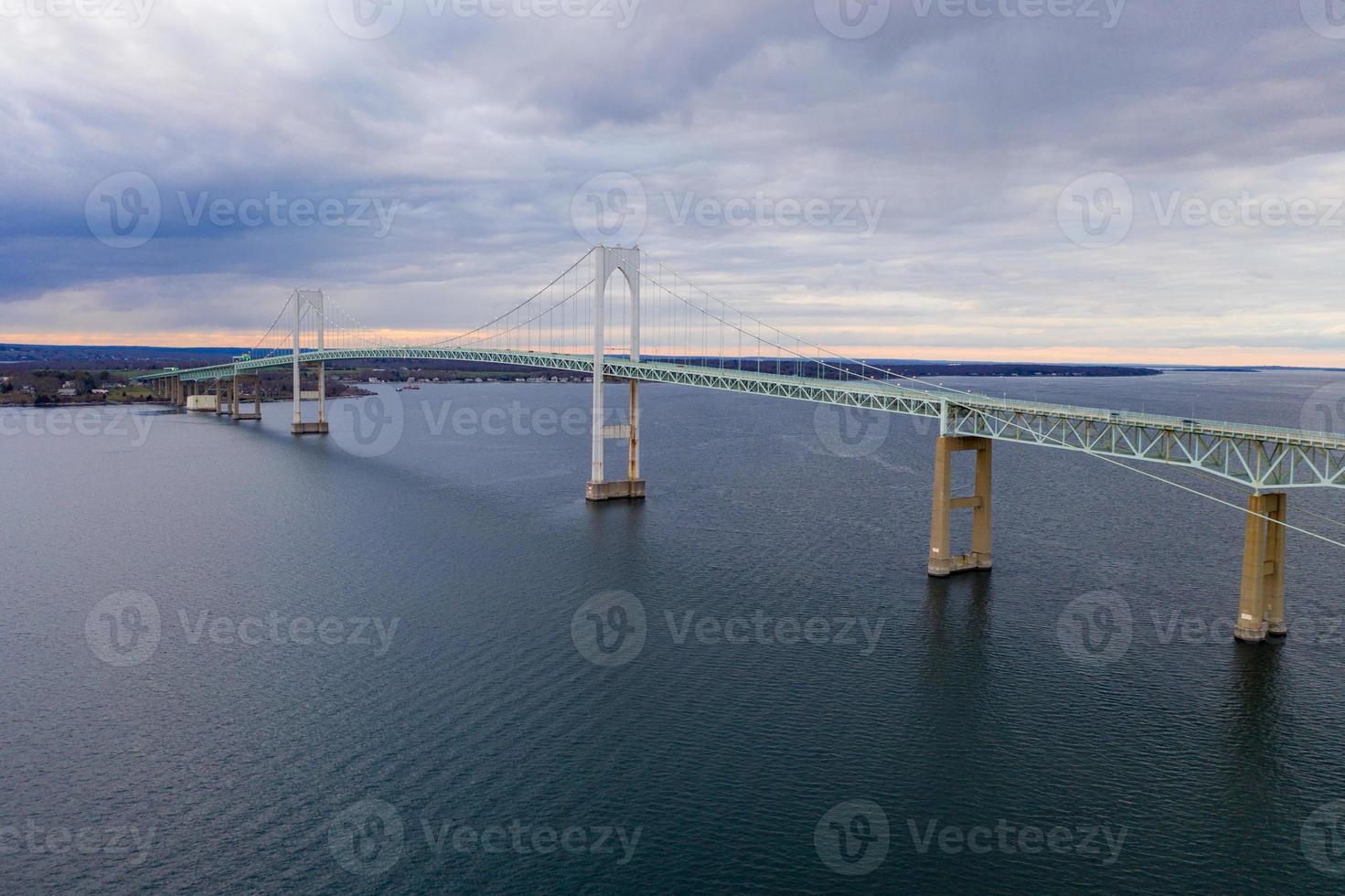 le pont claiborne pell est l'un des plus longs ponts suspendus au monde situé à newport, ri, états-unis. photo
