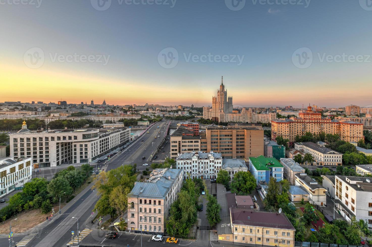 vue panoramique sur les toits de moscou pendant le coucher du soleil en russie. photo