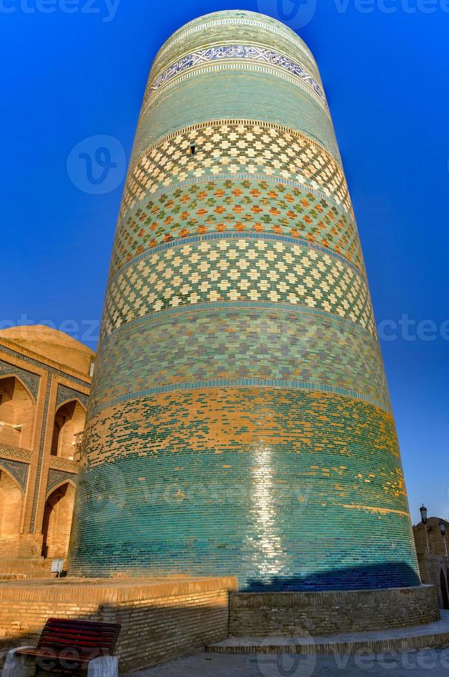 minaret mineur de kalta et architecture historique d'itchan kala, centre-ville fortifié de la ville de khiva, ouzbékistan, site du patrimoine mondial de l'unesco. photo