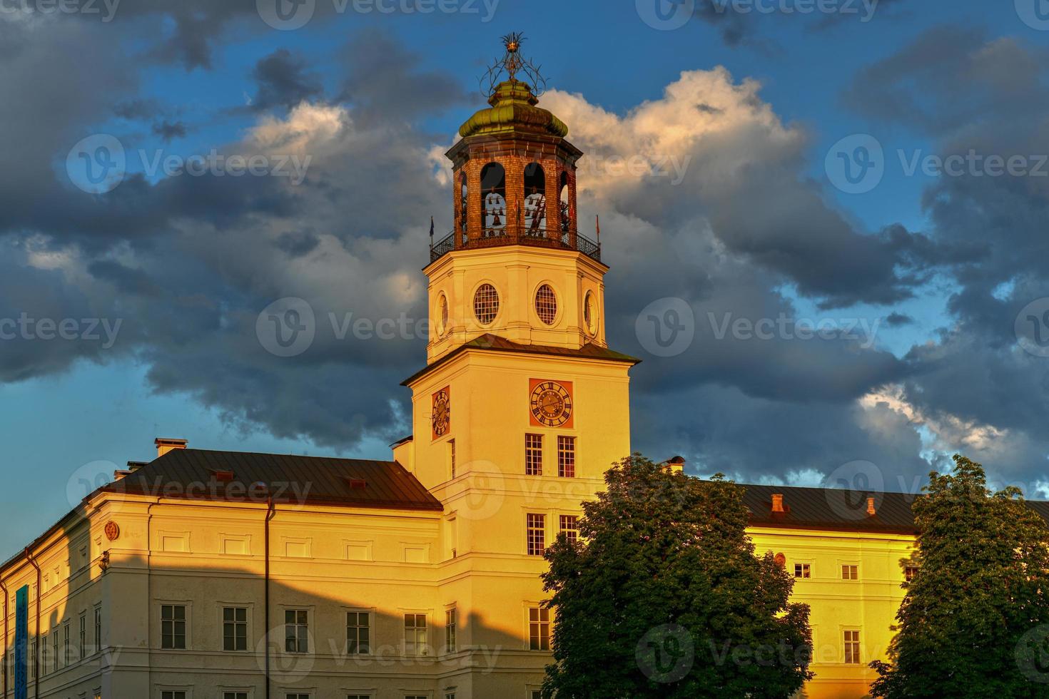 vue sur le bâtiment blanc du musée de salzbourg situé dans le bâtiment de la neue residentnz et la fontaine de la residenzbrunnen sur la residenzplatz. photo