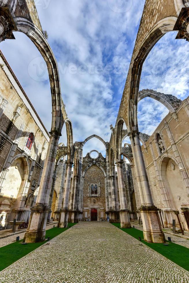 le couvent de notre dame du mont carmel à lisbonne, portugal. le couvent médiéval a été ruiné lors de la séquence du tremblement de terre de 1755 à lisbonne. photo