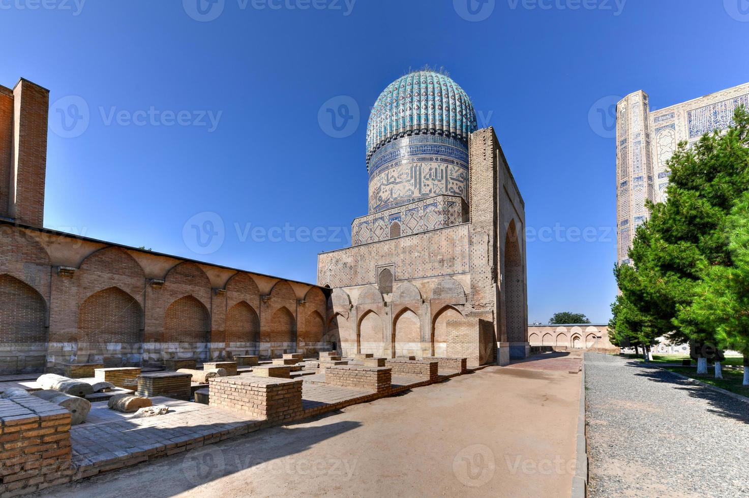 mosquée bibi khanym à samarcande, ouzbékistan. au XVe siècle, c'était l'une des plus grandes et des plus magnifiques mosquées du monde islamique. photo