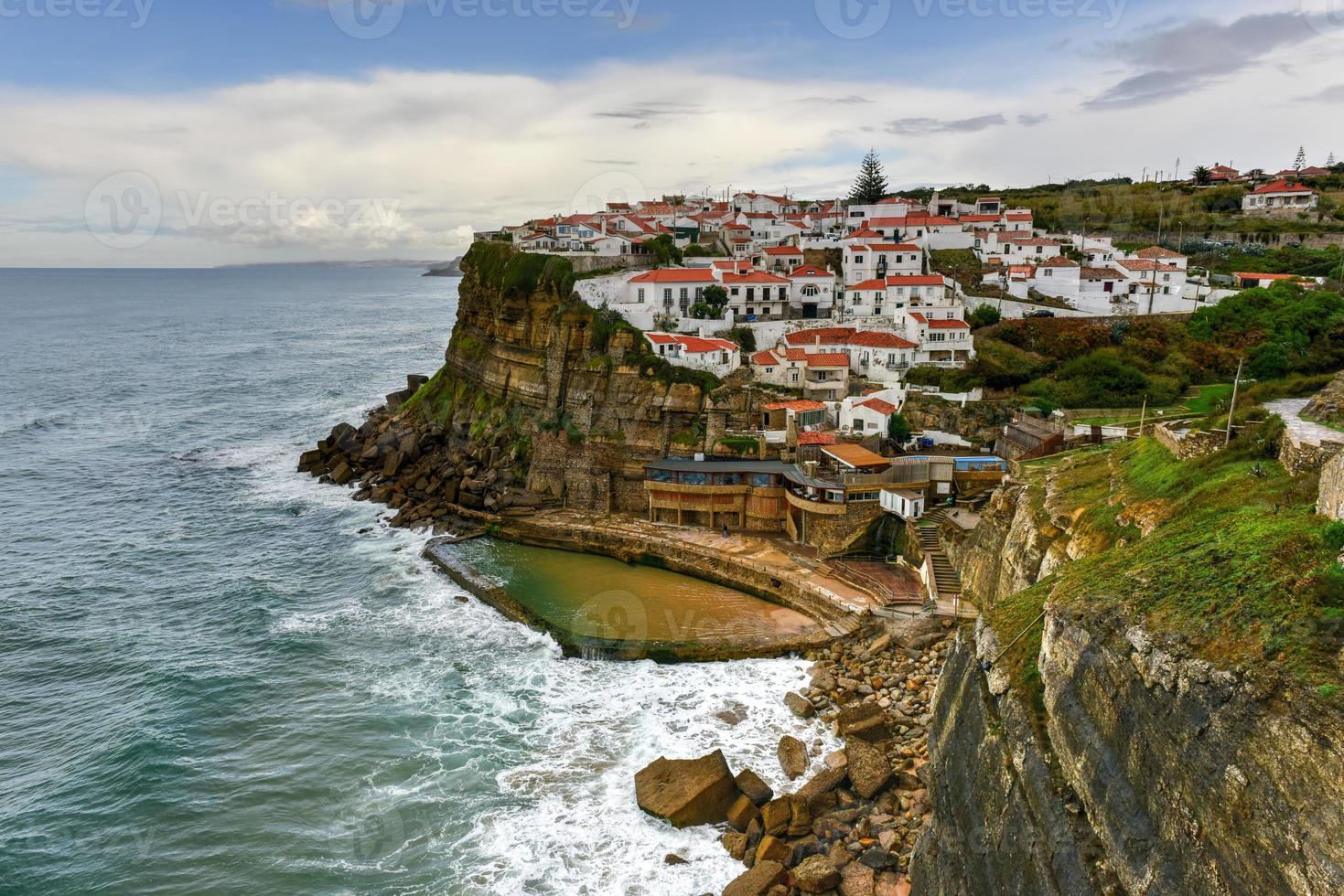 azenhas do mar au portugal. c'est une ville balnéaire de la municipalité de sintra, au portugal. photo