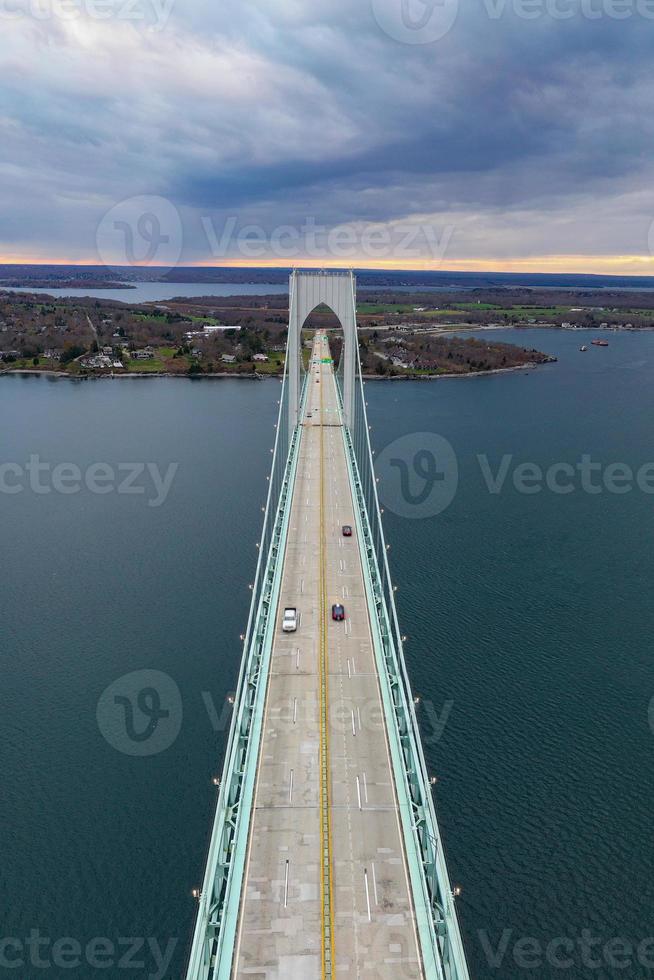 le pont claiborne pell est l'un des plus longs ponts suspendus au monde situé à newport, ri, états-unis. photo