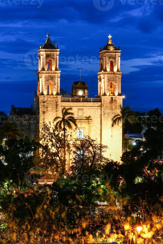 cathédrale de san gervasio, une église historique à valladolid dans la péninsule du yucatan au mexique. construit en 1706 pour remplacer l'édifice original de 1545 qui a été détruit par le gouvernement colonial espagnol. photo