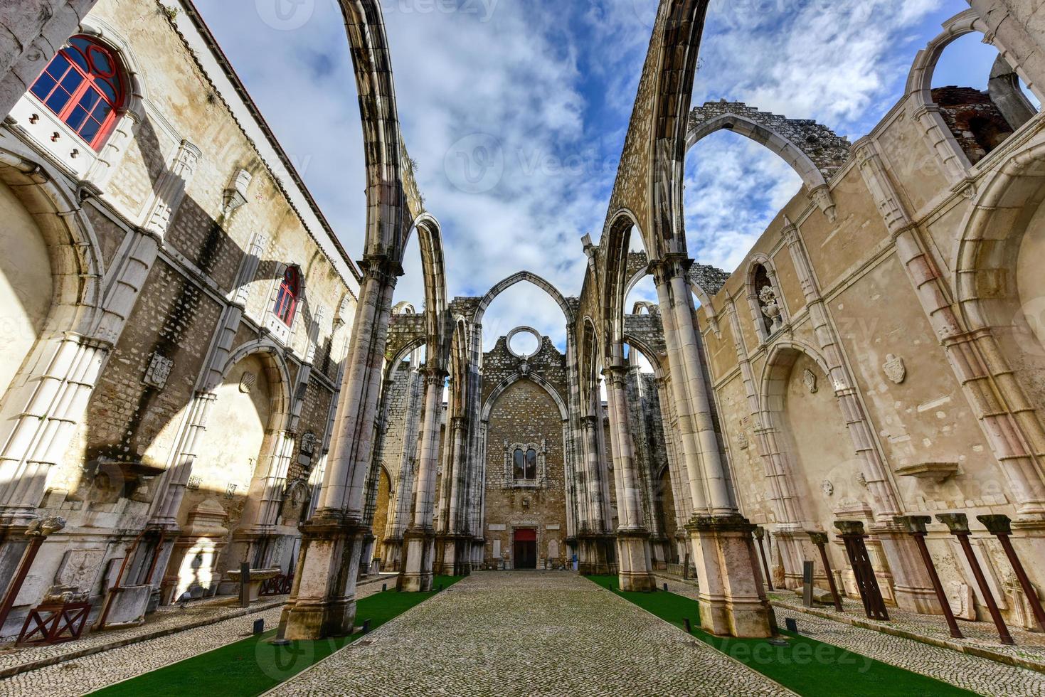 le couvent de notre dame du mont carmel à lisbonne, portugal. le couvent médiéval a été ruiné lors de la séquence du tremblement de terre de 1755 à lisbonne. photo