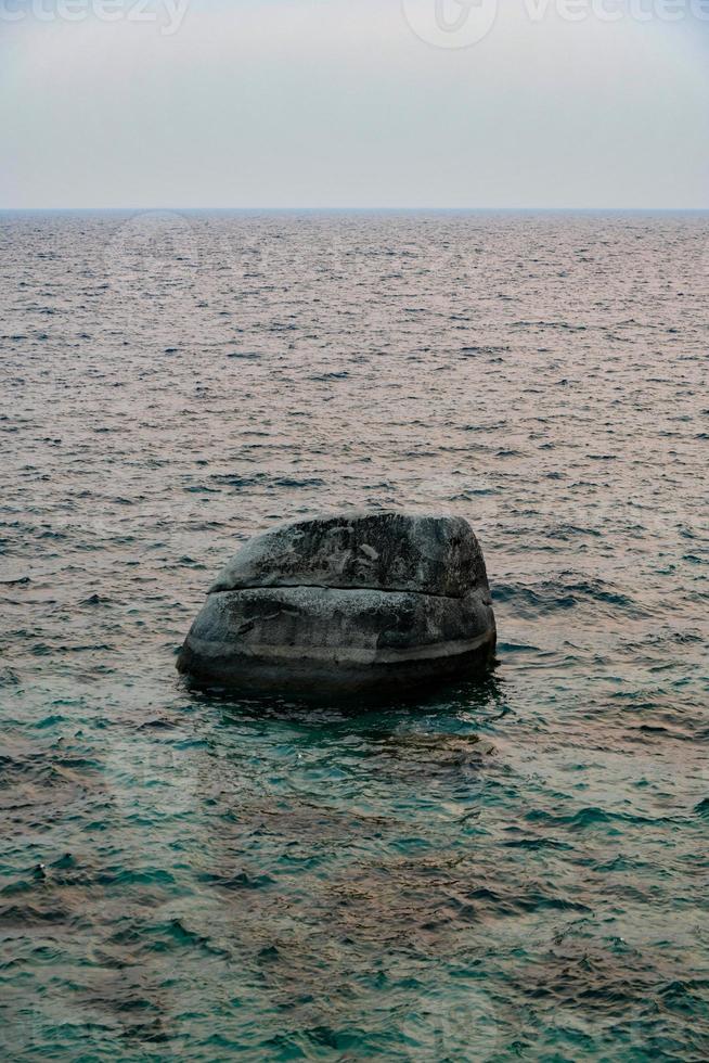 crique secrète le long du lac tahoe au nevada avec un ciel brumeux en raison des incendies de forêt à proximité en californie. photo