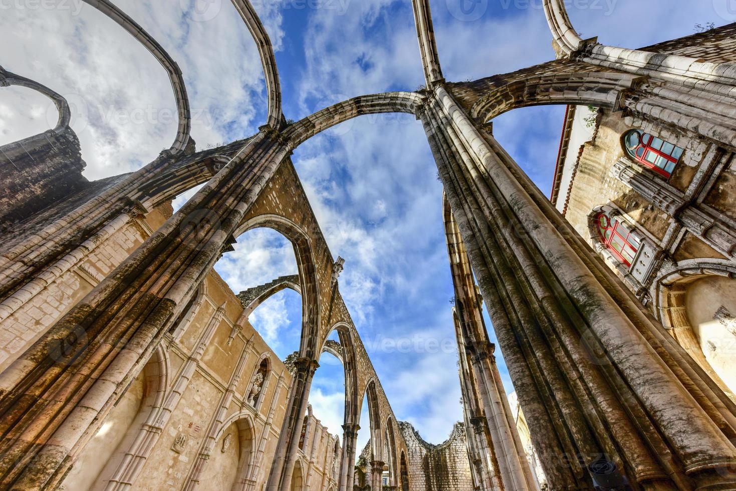 le couvent de notre dame du mont carmel à lisbonne, portugal. le couvent médiéval a été ruiné lors de la séquence du tremblement de terre de 1755 à lisbonne. photo