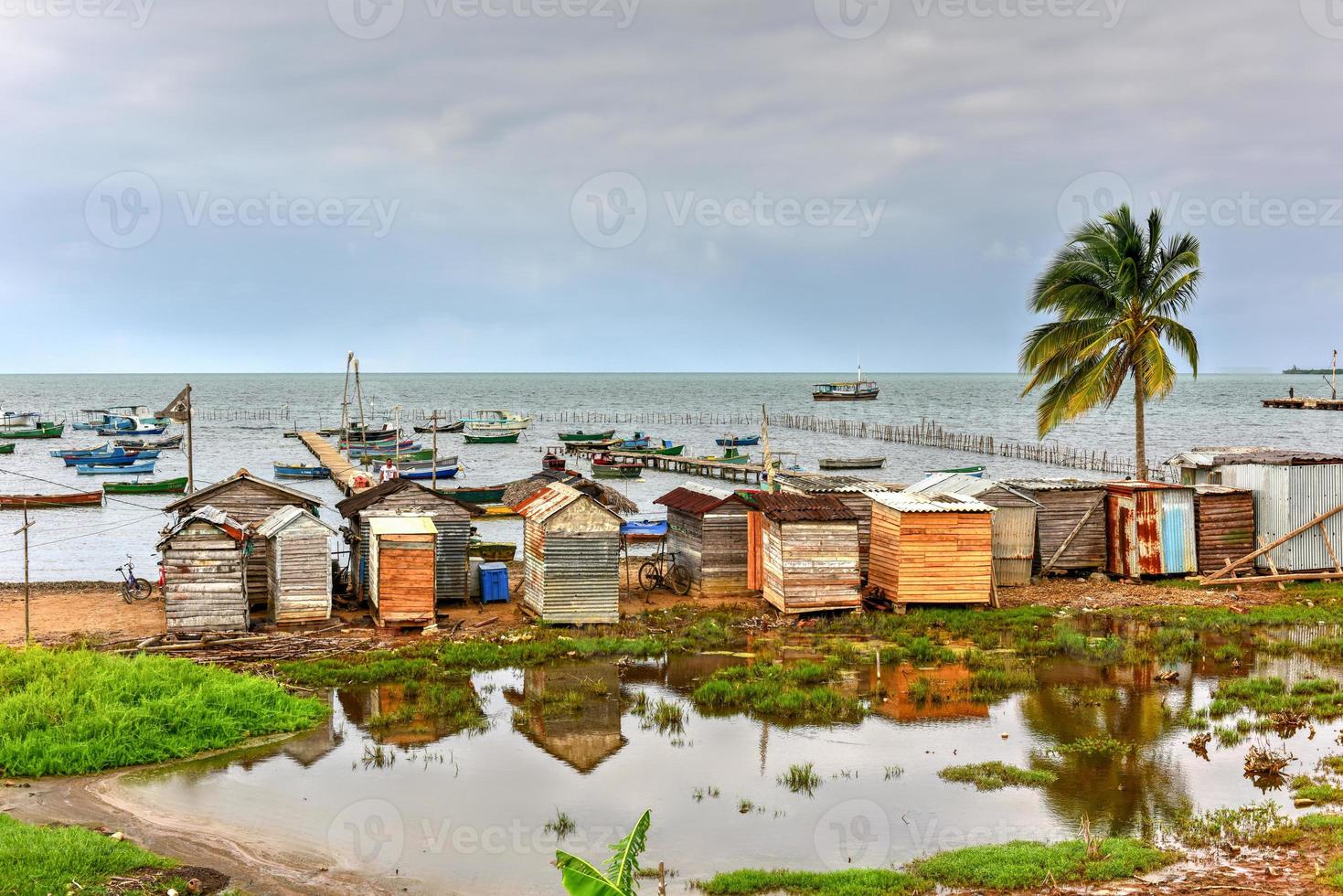 bateaux de pêche dans la ville septentrionale de puerto esperanza, cuba. photo