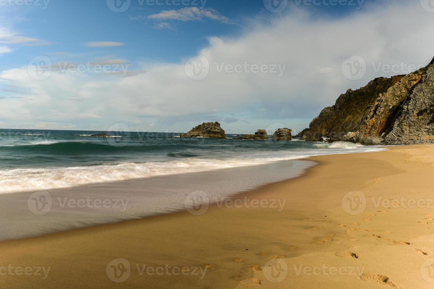 praia da adraga est une plage de l'atlantique nord au portugal, près de la ville d'almocageme, sintra. photo