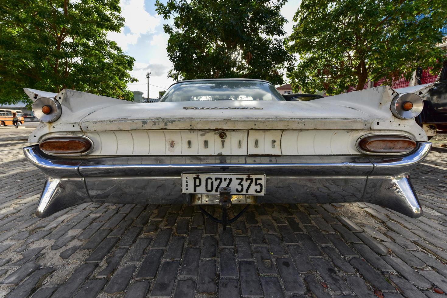 la havane, cuba - 8 janvier 2017 - voiture pontiac classique dans la vieille havane, cuba. photo