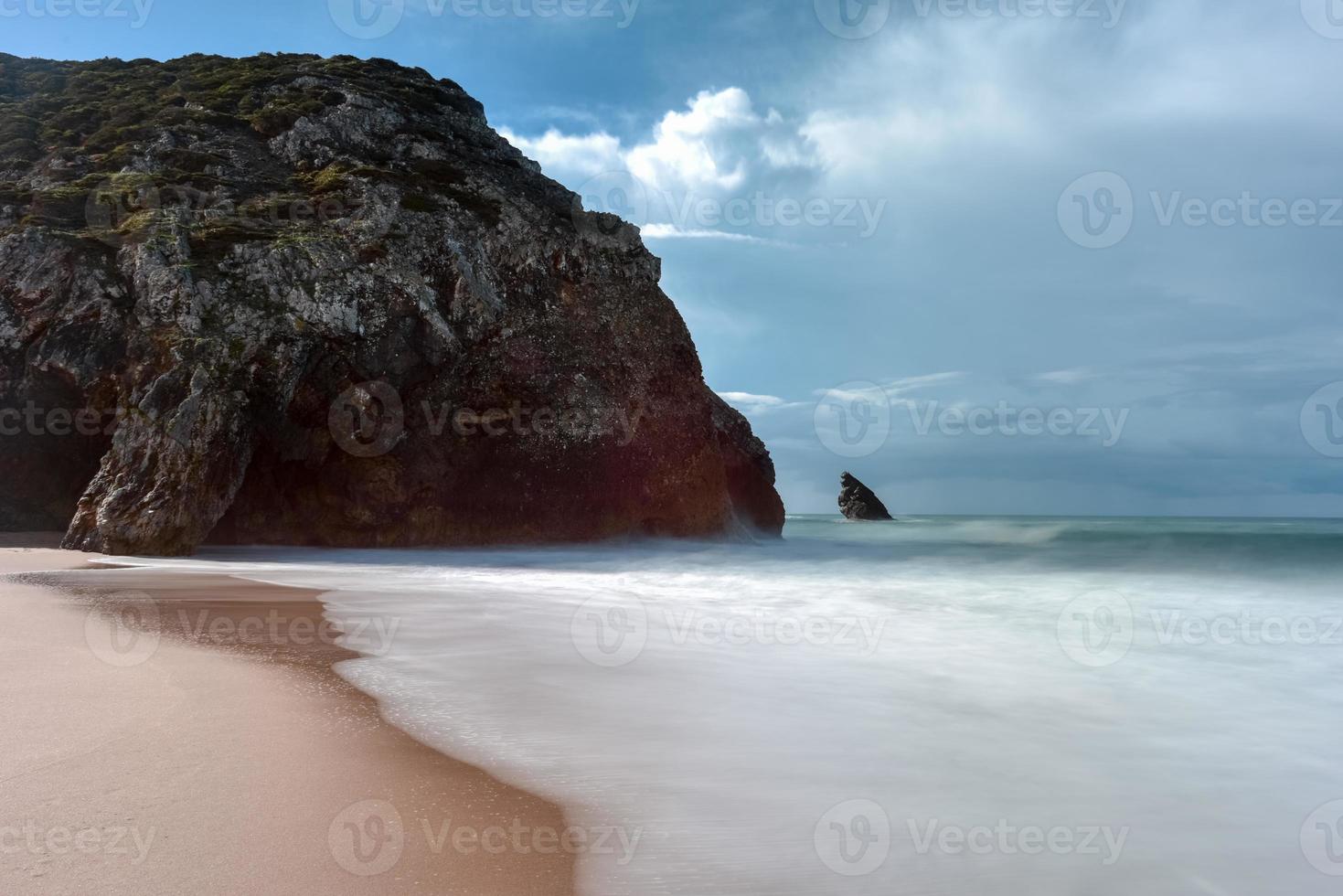 praia da adraga est une plage de l'atlantique nord au portugal, près de la ville d'almocageme, sintra. photo