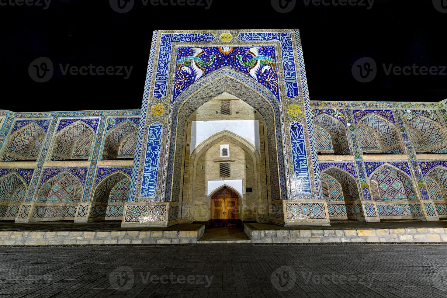 nadir divan-begi madrasah mosquée par lyabi-hauz à boukhara, ouzbékistan. photo